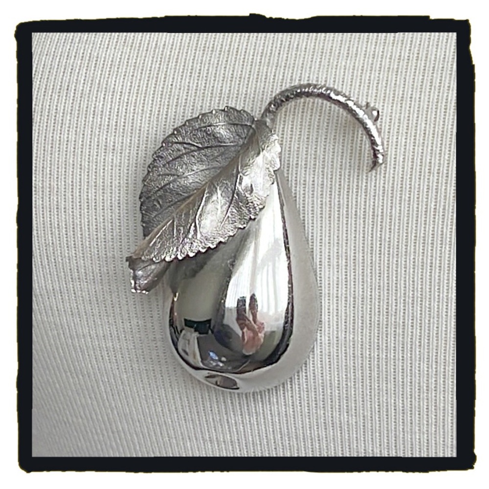 💕Beautiful Vintage Silver Tone Pear Pin💕